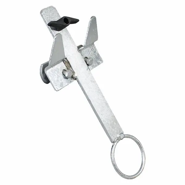 Mounting bracket for teat bucket